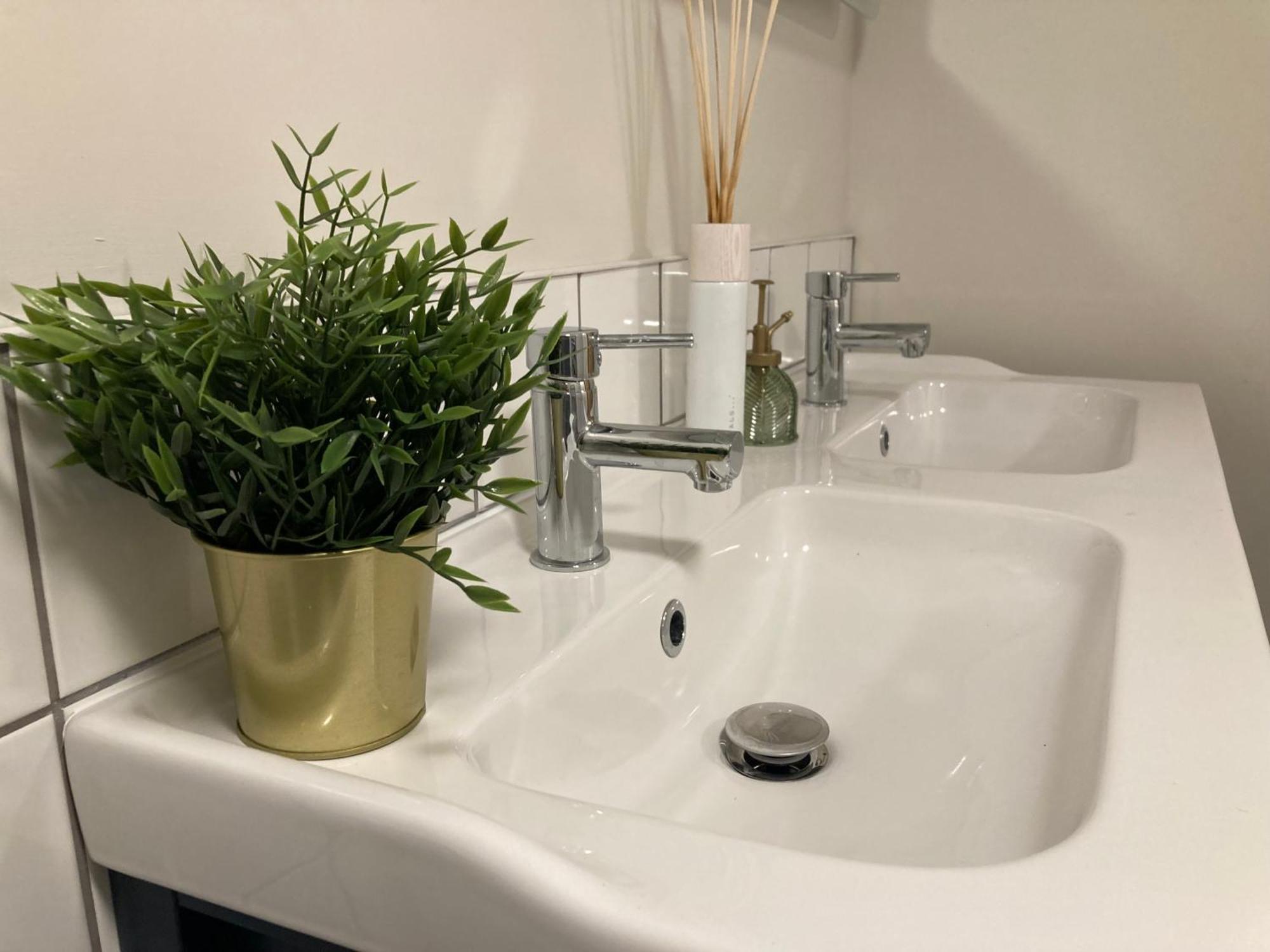 Smart 4K Tvs In All Bedrooms Double Vanity Sink เบลฟาสต์ ภายนอก รูปภาพ