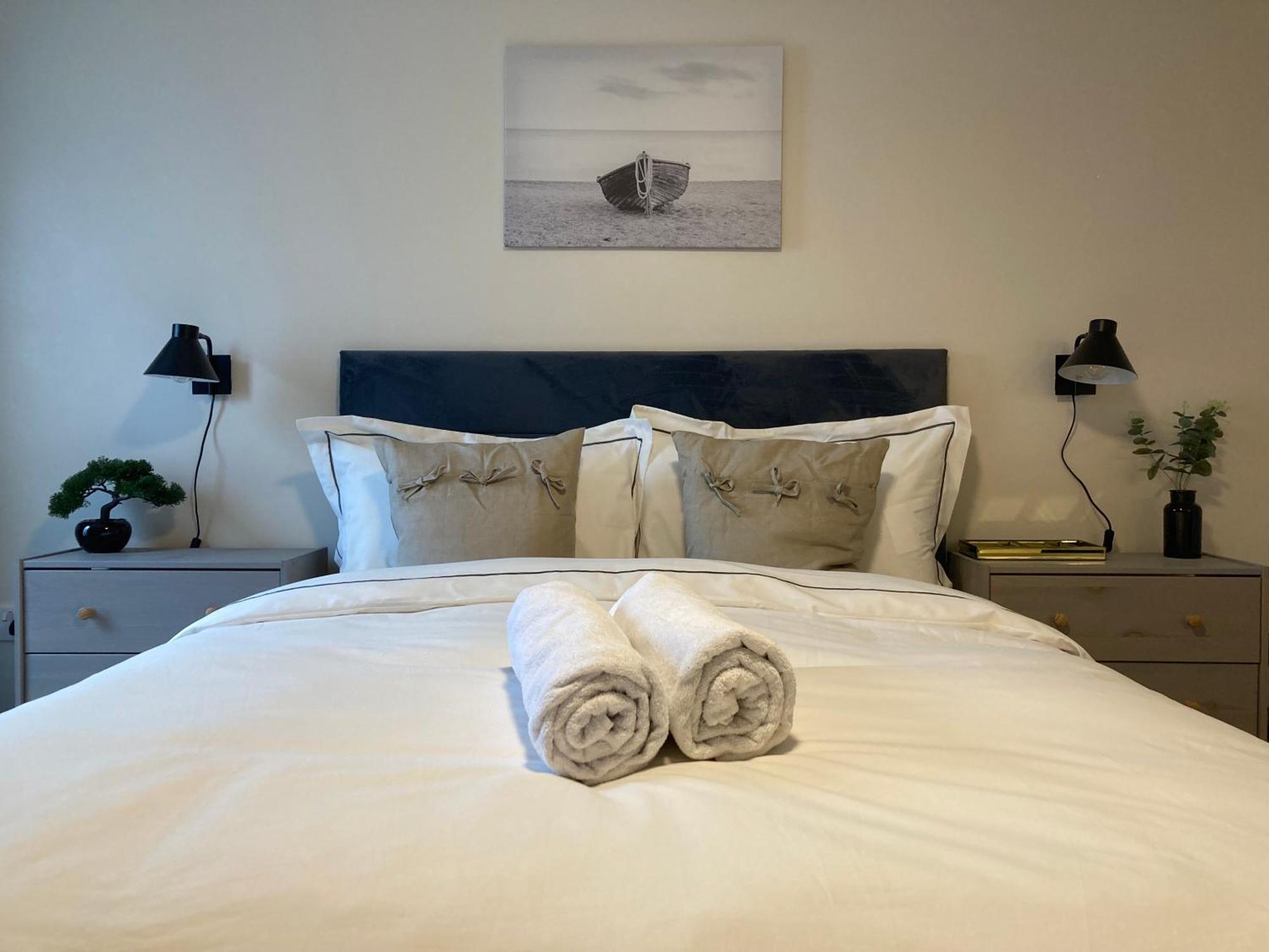 Smart 4K Tvs In All Bedrooms Double Vanity Sink เบลฟาสต์ ภายนอก รูปภาพ